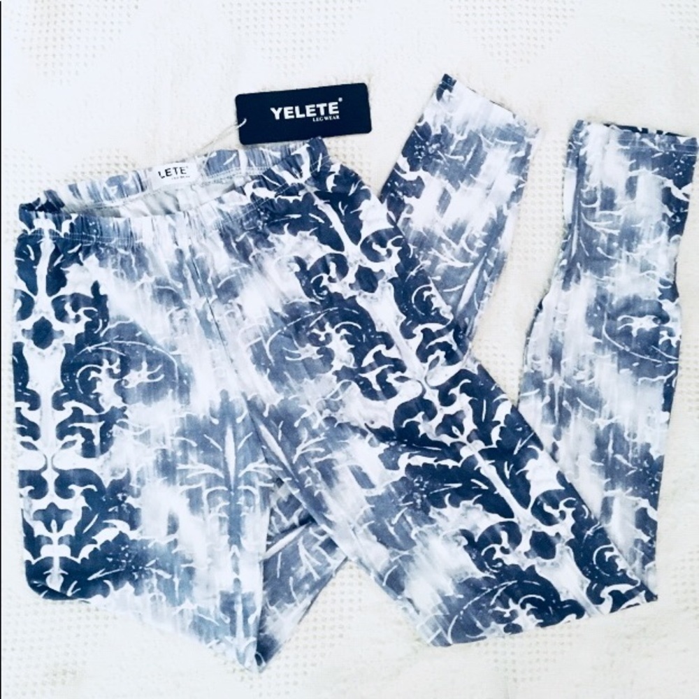 Silky, boho Fleur-de-Lis print leggings NWT